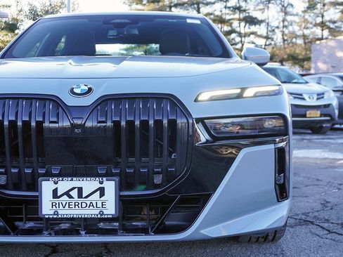 Used 2023 BMW 760i xDrive w/ Parking Assistance Package image 19