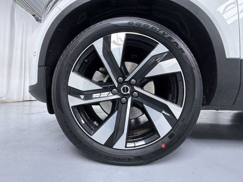 Used 2024 Volvo XC40 B5 Plus w/ Protection Package Premier image 17