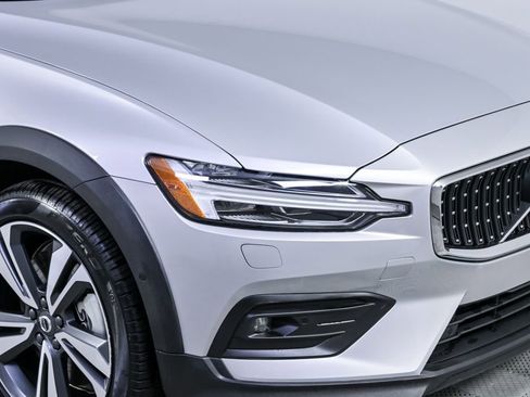 Certified 2025 Volvo V60 B5 Cross Country Plus image 37