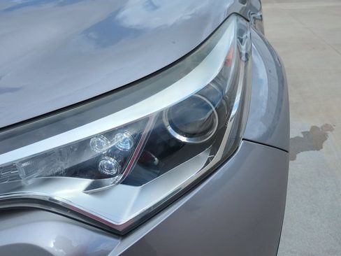 Used 2018 Toyota C-HR XLE FWD image 9