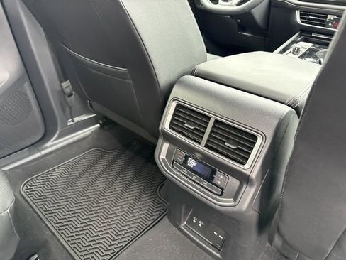 Used 2025 Volkswagen Atlas SE w/ Black Wheel Package image 28