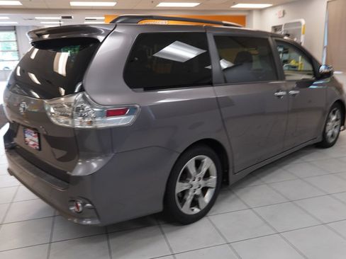 Used 2013 Toyota Sienna SE FWD image 13