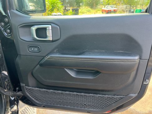 Used 2024 Jeep Wrangler Sahara image 17