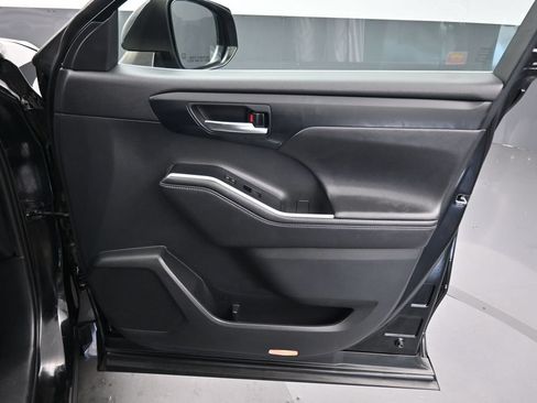 Used 2020 Toyota Highlander XLE AWD/4WD image 53
