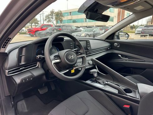 Used 2025 Hyundai Elantra SE image 9