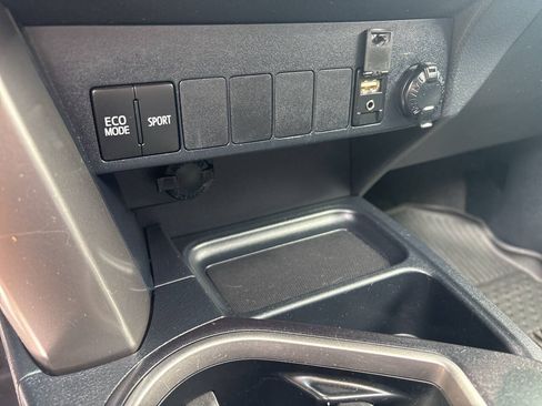 Used 2017 Toyota RAV4 XLE w/ Plus Special Value Package AWD/4WD image 27