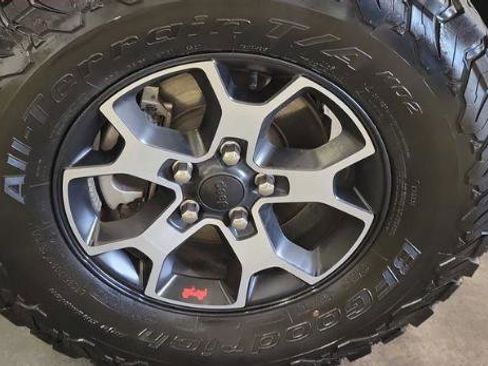 Used 2022 Jeep Wrangler Unlimited Rubicon w/ Cold Weather Group AWD/4WD image 5