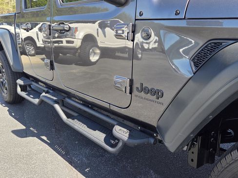 Used 2025 Jeep Gladiator Sport image 12