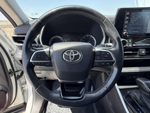 Used 2021 Toyota Highlander XLE AWD/4WD image 24