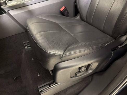 Used 2017 Land Rover Discovery SE AWD/4WD image 16