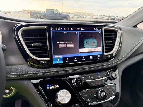 New 2026 Chrysler Pacifica Select image 33