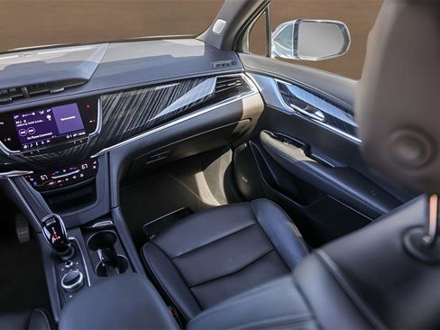 Used 2025 Cadillac XT6 Premium Luxury image 30