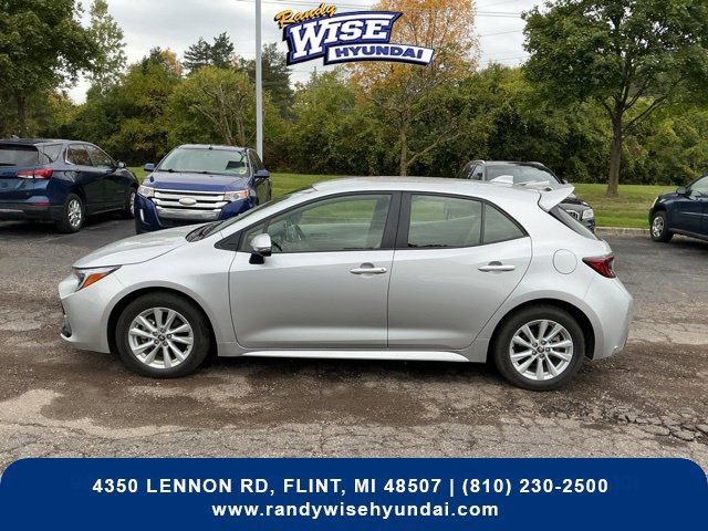 Used 2025 Toyota Corolla SE w/ SE Package FWD image 4