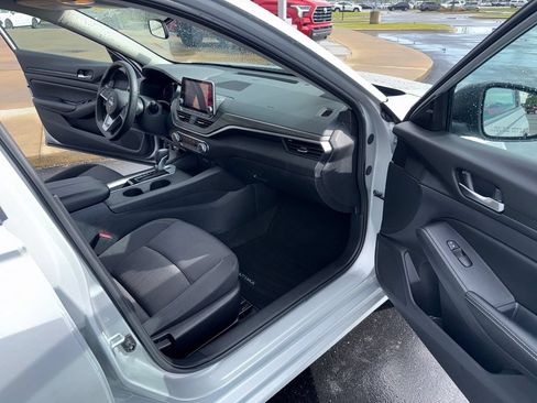 Used 2025 Nissan Altima 2.5 SV FWD image 15