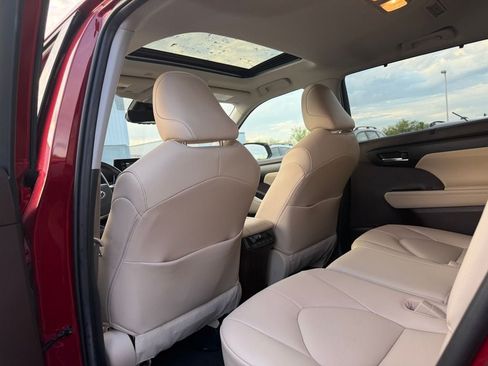Used 2021 Toyota Highlander XLE FWD image 6