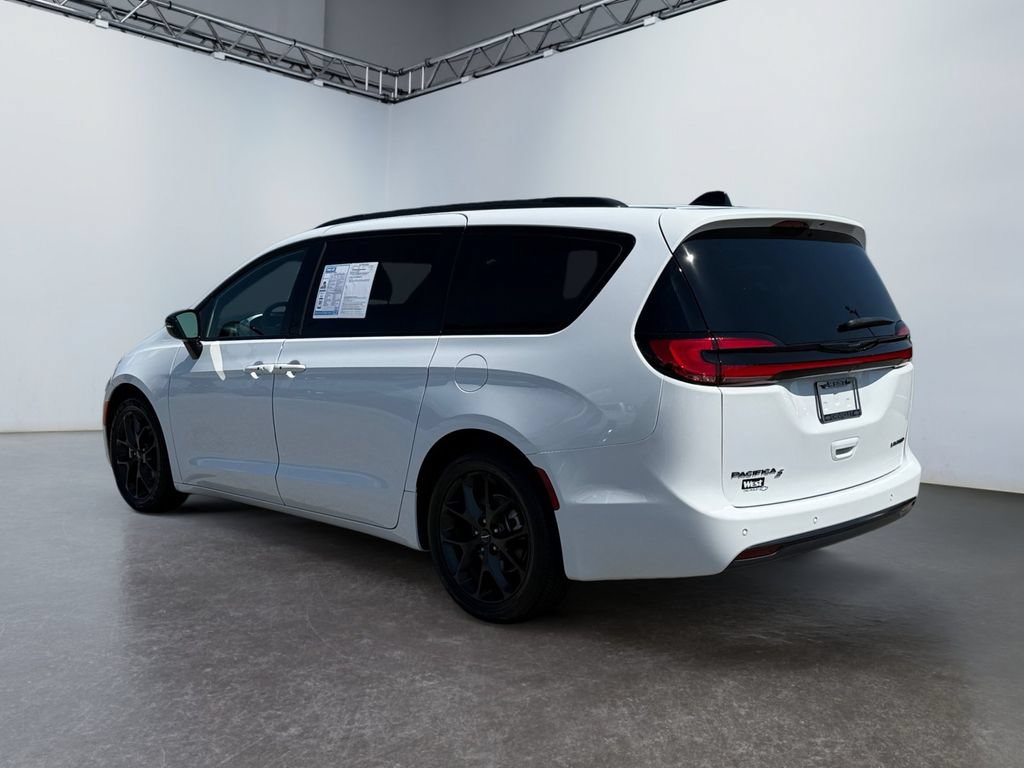 Used 2025 Chrysler Pacifica Limited FWD image 5
