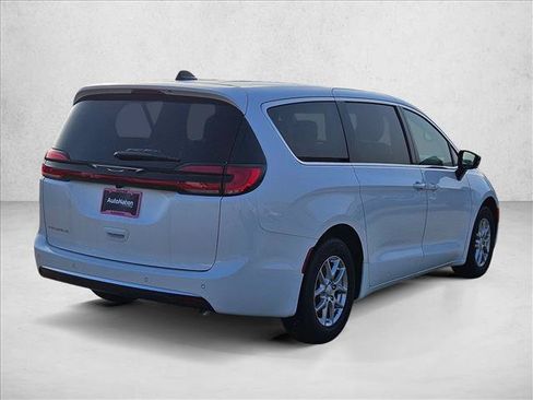 New 2027 Chrysler Pacifica Select FWD image 2