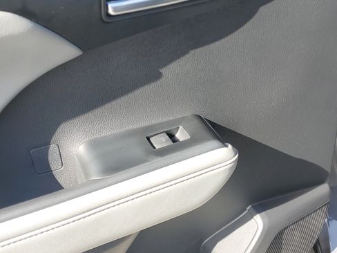 Used 2024 Toyota Highlander XLE FWD image 14