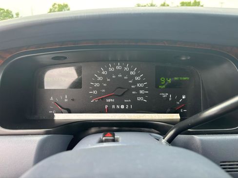 Used 1999 Lincoln Town Car Executive RWD image 16