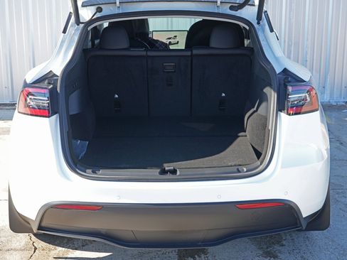 Used 2022 Tesla Model Y Long Range image 10