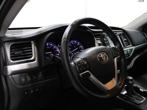 Used 2018 Toyota Highlander Limited Platinum AWD/4WD image 12