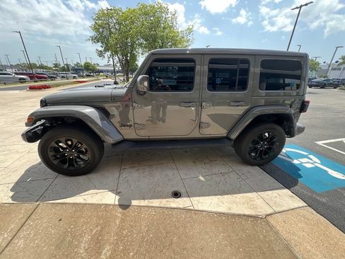 Used 2023 Jeep Wrangler Unlimited Sahara AWD/4WD image 3