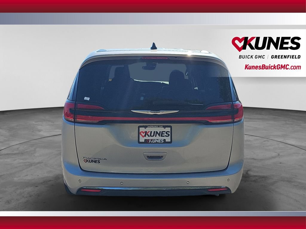 Used 2024 Chrysler Pacifica Touring-L FWD image 9