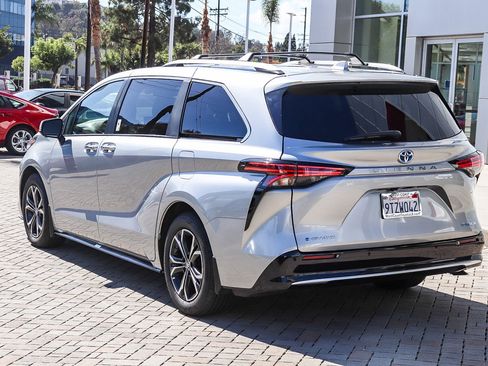 Used 2025 Toyota Sienna Platinum image 9