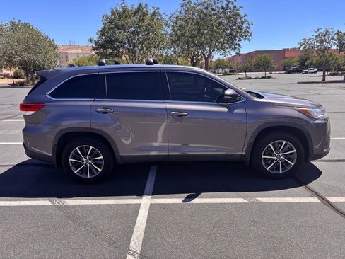 Used 2019 Toyota Highlander XLE AWD/4WD image 4