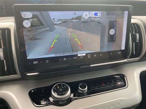 Used 2025 Ford Expedition Active image 21