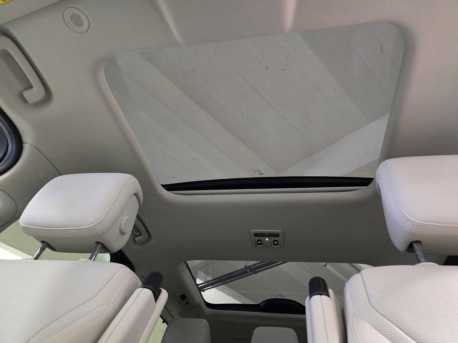 Used 2025 Land Rover Discovery S AWD/4WD image 23