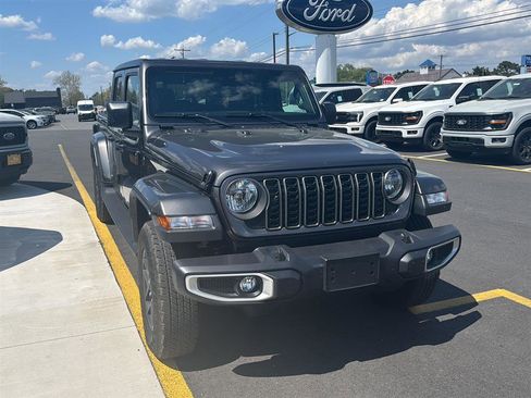 Used 2025 Jeep Gladiator Sport image 6