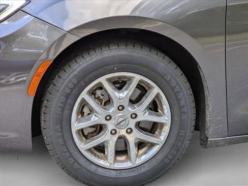 Used 2022 Chrysler Pacifica Touring-L image 9