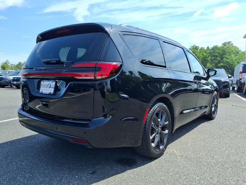 Certified 2025 Chrysler Pacifica Limited FWD image 21