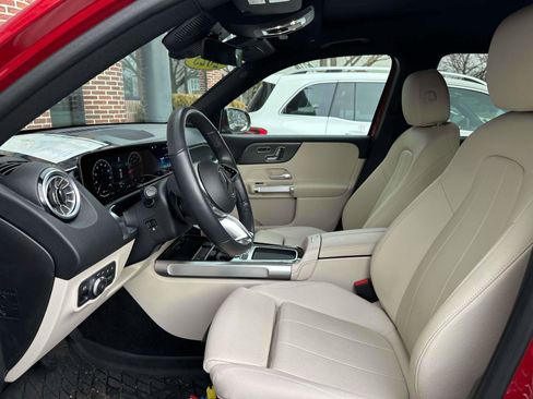 Used 2025 Mercedes-Benz GLB 250 4MATIC image 17