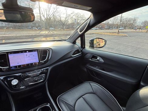 Used 2025 Chrysler Pacifica Limited image 18