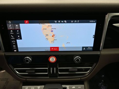 Certified 2025 Porsche Macan AWD/4WD image 22