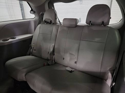 Used 2020 Toyota Sienna L image 33
