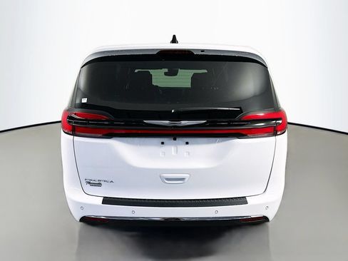 Used 2026 Chrysler Pacifica Select FWD image 6