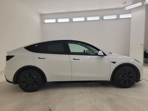 Used 2024 Tesla Model Y Long Range AWD/4WD image 6