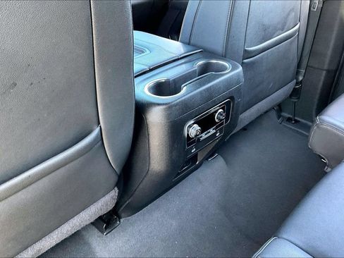 Used 2024 GMC Yukon SLT RWD image 10