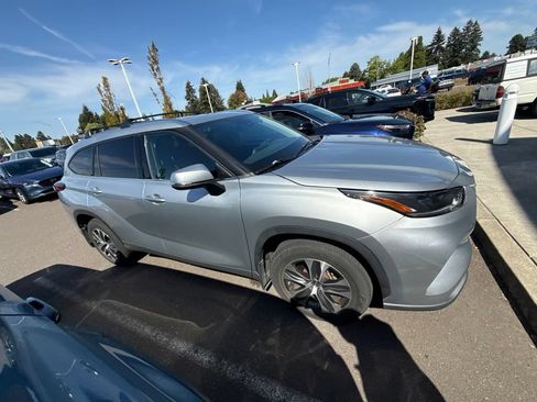 Used 2021 Toyota Highlander XLE AWD/4WD image 4