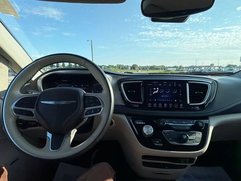 Used 2018 Chrysler Pacifica Limited w/ Advanced Safetytec Group FWD image 19