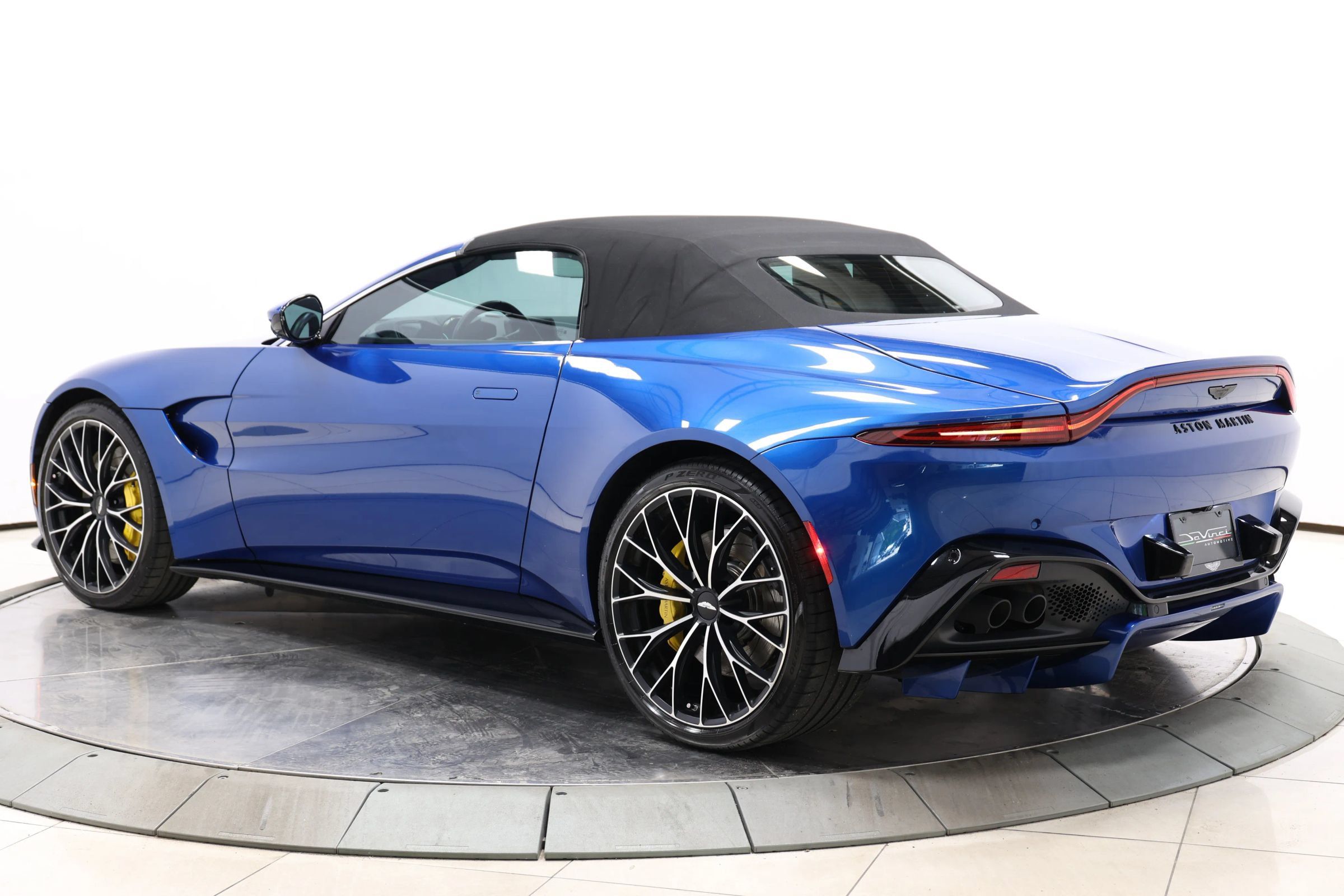 Used 2023 Aston Martin V8 Vantage Roadster RWD image 90