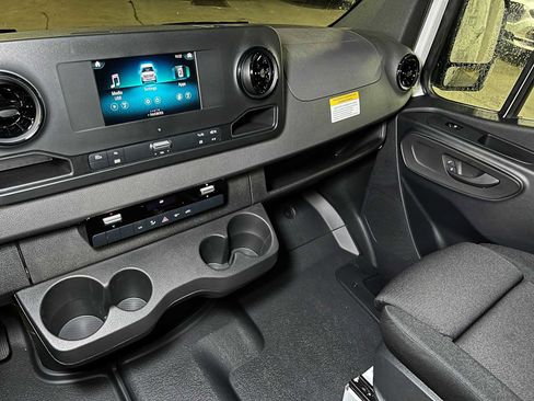 Used 2024 Mercedes-Benz Sprinter 2500 image 36