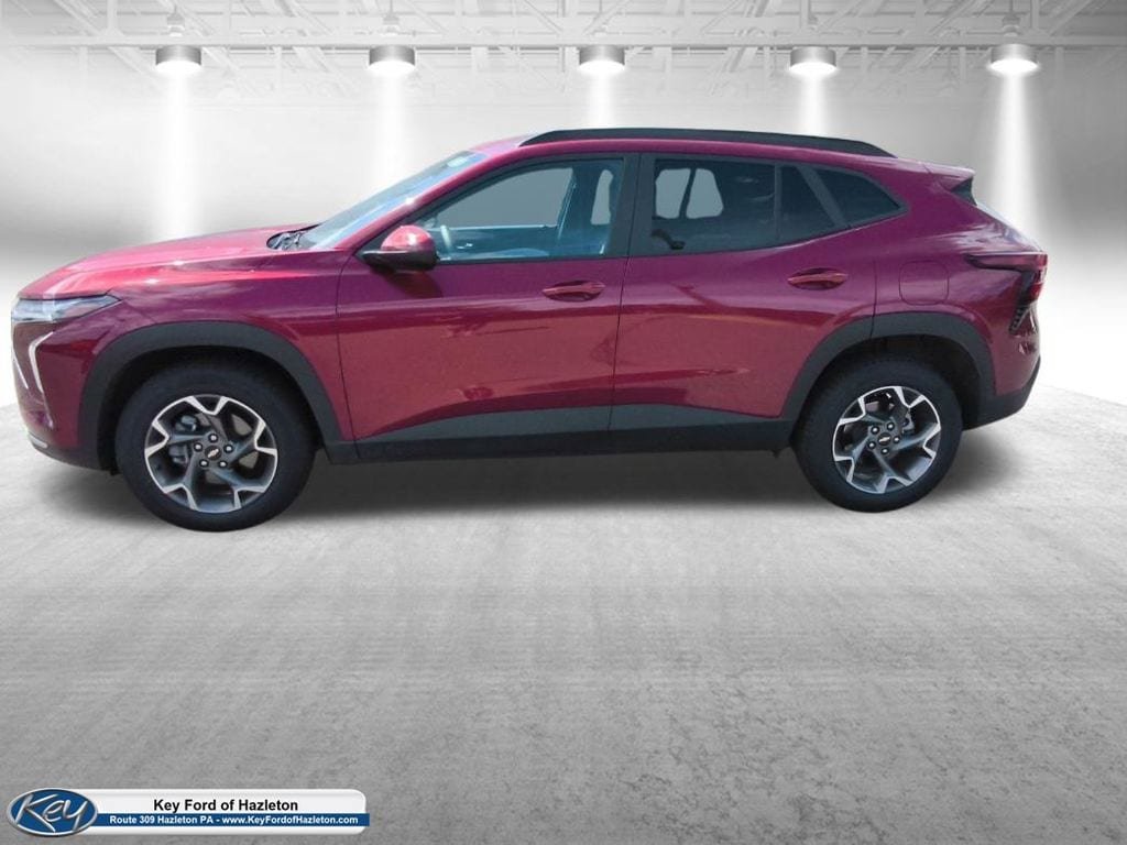 Used 2025 Chevrolet Trax LT FWD image 7