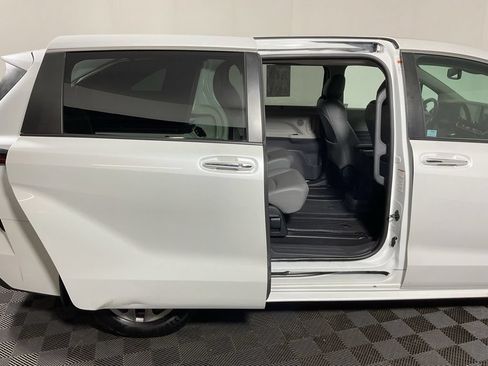 Used 2022 Toyota Sienna XLE FWD image 34
