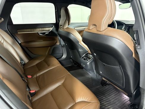 Used 2025 Volvo V90 B6 Cross Country Plus w/ Protection Package Premier image 17