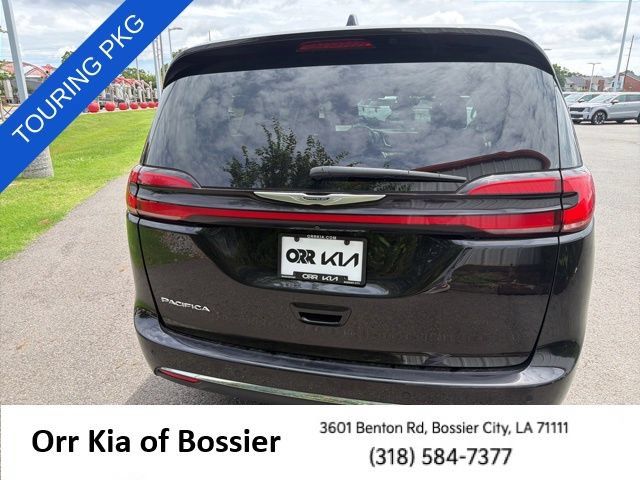 Used 2024 Chrysler Pacifica Touring-L FWD image 10