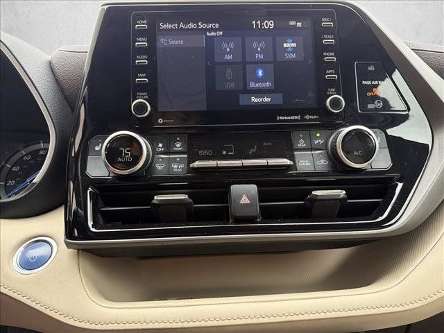 Used 2020 Toyota Highlander XLE AWD/4WD image 18